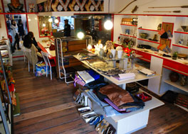 リサイクル&カフェ RED GARAGE(レッドガレージ)のサブ写真1