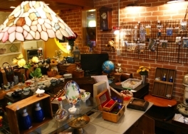 リサイクル&カフェ RED GARAGE(レッドガレージ)のギャラリー写真3